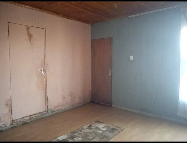 4 BEDROOM HOUSE FOR SALE IN SLOVOVILLE